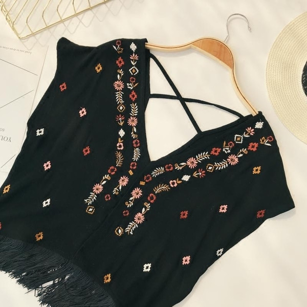 Tricou dama cu motive etnice si decolteu in V in doua culori