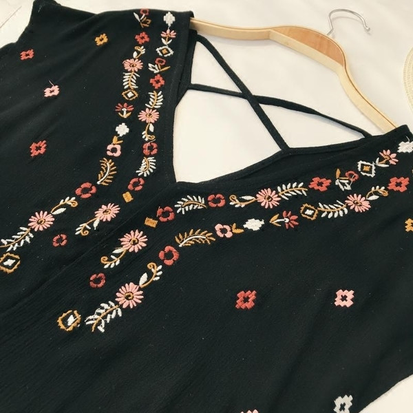 Tricou dama cu motive etnice si decolteu in V in doua culori