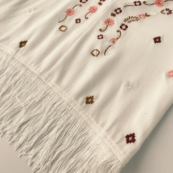 Tricou dama cu motive etnice si decolteu in V in doua culori