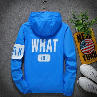 Top pentru bărbați proaspăt cu glugă și inscripții pe spate în mai multe culori