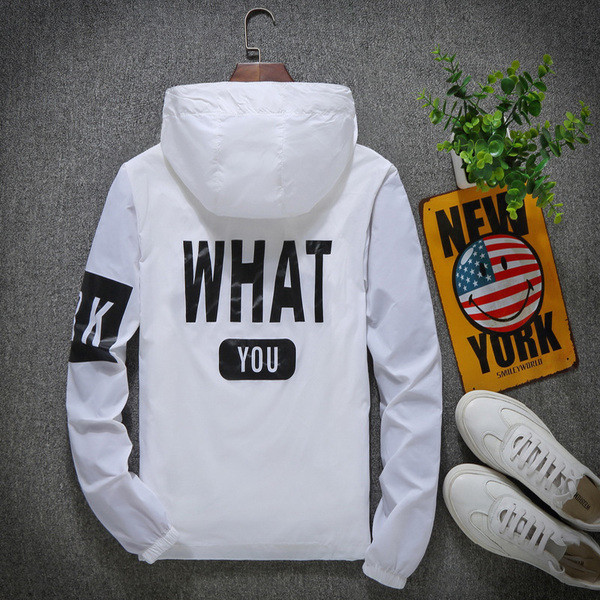 Top pentru bărbați proaspăt cu glugă și inscripții pe spate în mai multe culori