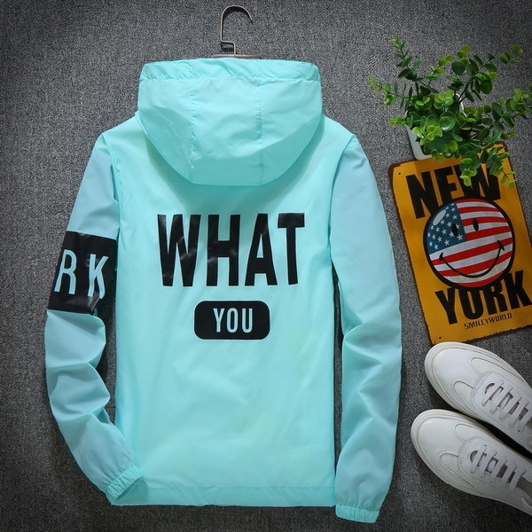 Top pentru bărbați proaspăt cu glugă și inscripții pe spate în mai multe culori