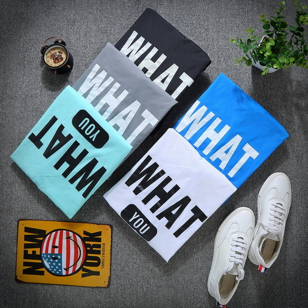 Top pentru bărbați proaspăt cu glugă și inscripții pe spate în mai multe culori