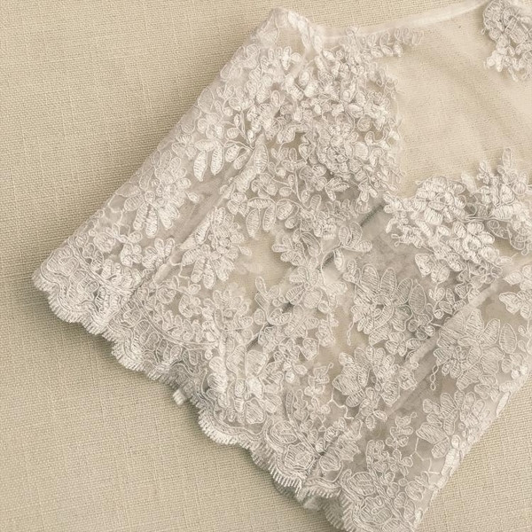 Top de dama din dantela cu spatele gol si elemente transparente in trei culori