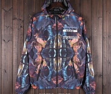 Top colorat pentru bărbați, cu glugă și motive florale