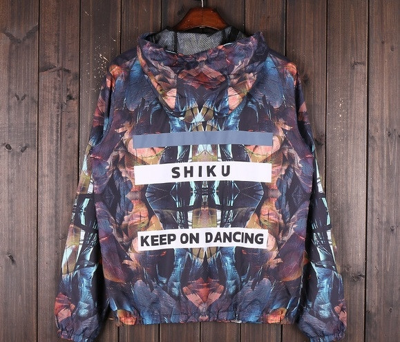 Top colorat pentru bărbați, cu glugă și motive florale