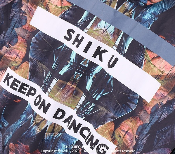 Top colorat pentru bărbați, cu glugă și motive florale