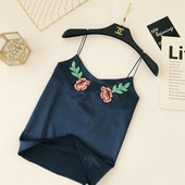 Γυναικείο σατέναμάνικο σε σκούρο μπλε χρώμα με κεντήματα