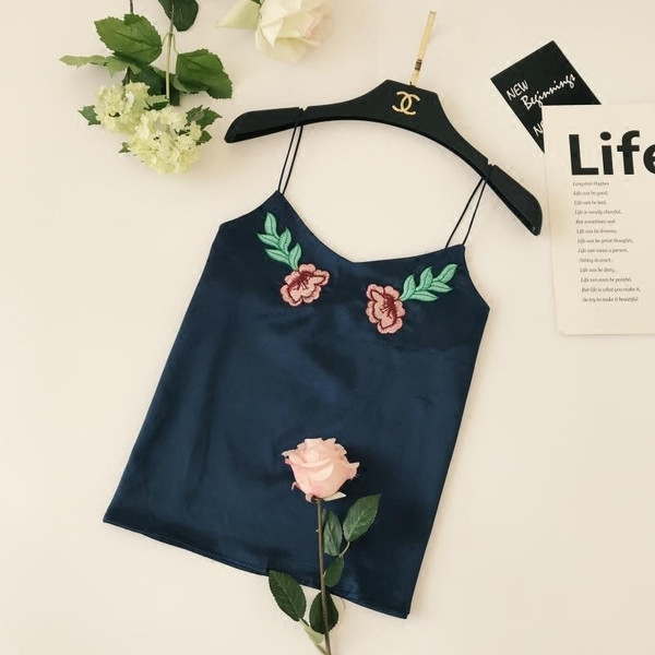 Γυναικείο σατέναμάνικο  σε σκούρο μπλε χρώμα με κεντήματα