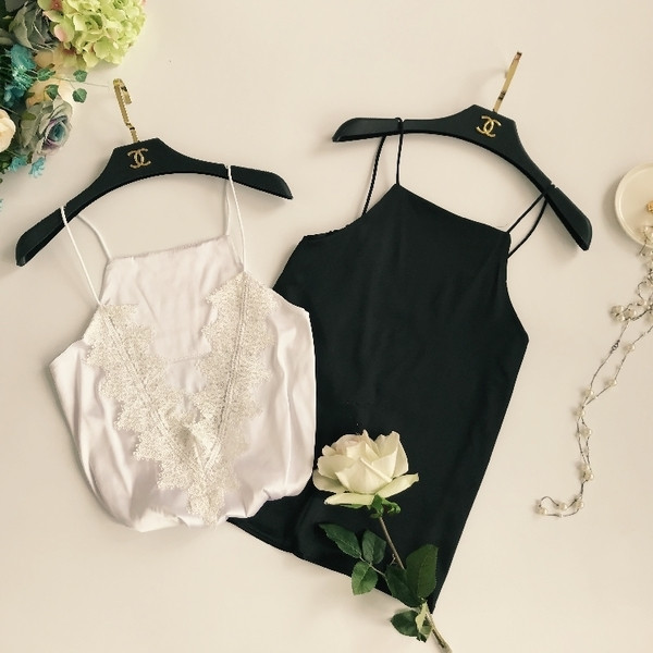 Maieu de damă din satin cu decolteu în V și dantelă în alb și negru