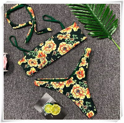 Costum de baie de dama proaspat de culoare verde cu decor floral