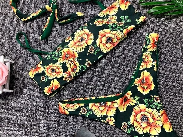 Costum de baie de dama proaspat de culoare verde cu decor floral