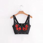 Σύντομο γυναικείο αμάνικο σε μαύρο χρώμα με κεντήματα