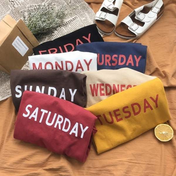 Maiou de damă de zi cu bretele largi și inscripție în mai multe culori