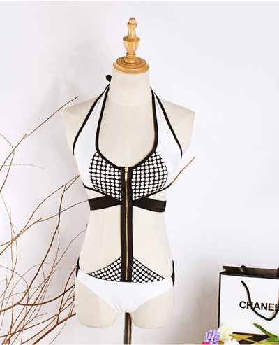 Costum de baie intreg in doua culori cu inchidere in fata