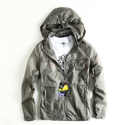 Top bărbătesc de primăvară în mai multe culori potrivit pentru drumeții