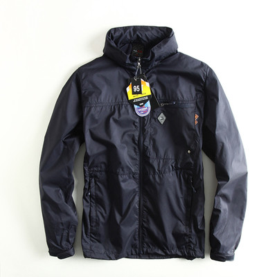 Top bărbătesc de primăvară în mai multe culori potrivit pentru drumeții