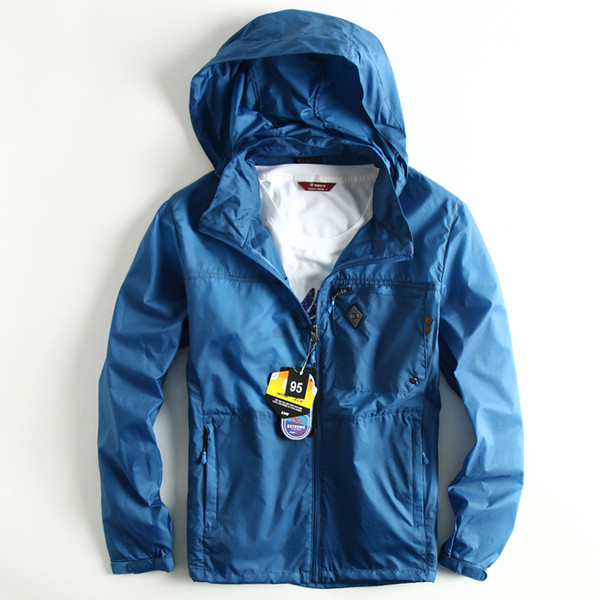 Top bărbătesc de primăvară în mai multe culori potrivit pentru drumeții