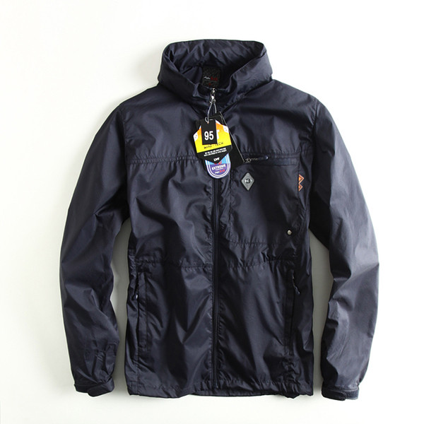 Top bărbătesc de primăvară în mai multe culori potrivit pentru drumeții