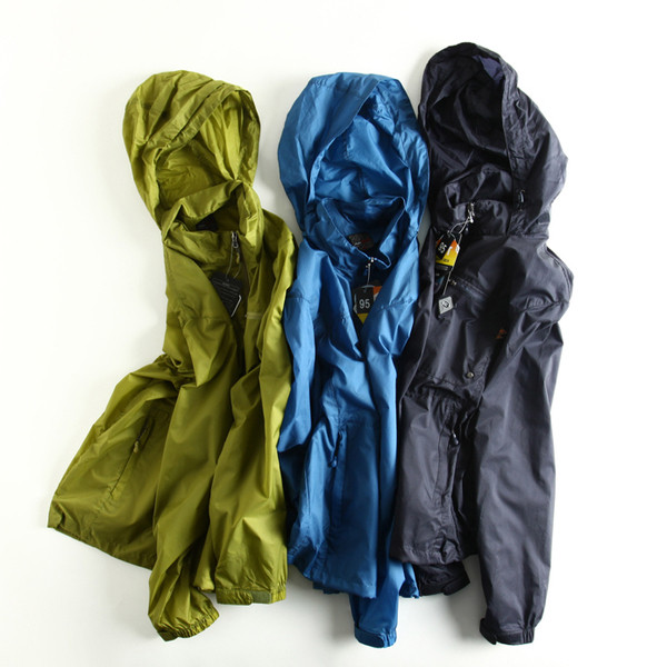 Top bărbătesc de primăvară în mai multe culori potrivit pentru drumeții