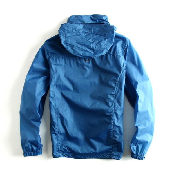 Top bărbătesc de primăvară în mai multe culori potrivit pentru drumeții