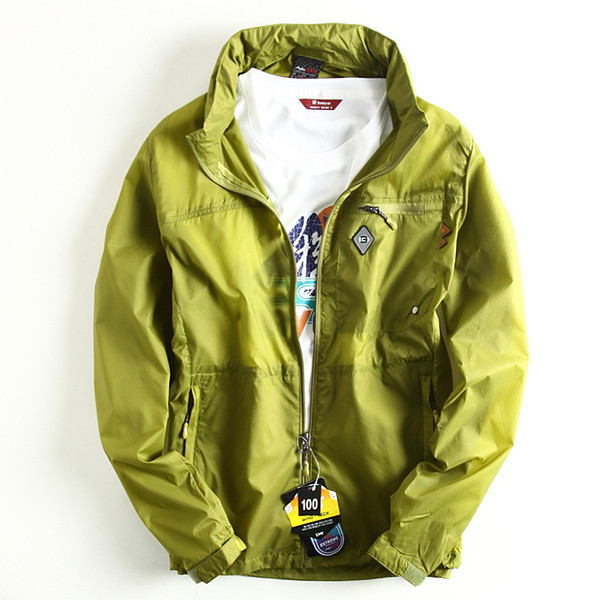 Top bărbătesc de primăvară în mai multe culori potrivit pentru drumeții