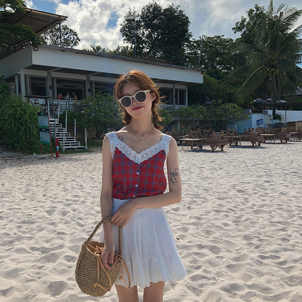 Top de damă în carouri cu dantelă și nasturi în două culori