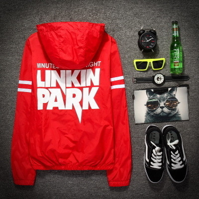 Top pentru bărbați HIT Sports cu inscripție pe spate în mai multe culori