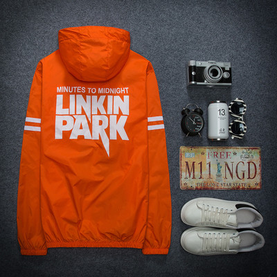 Top pentru bărbați HIT Sports cu inscripție pe spate în mai multe culori