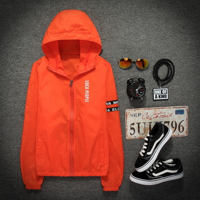 Top pentru bărbați HIT Sports cu inscripție pe spate în mai multe culori