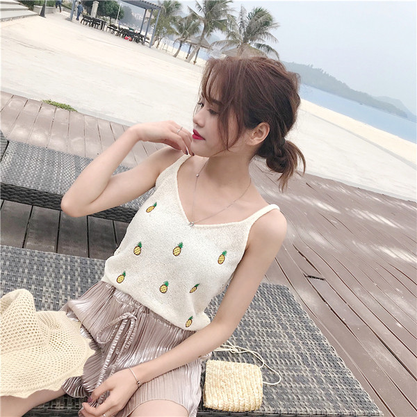 Maieu de dama tricotat cu broderie in mai multe culori