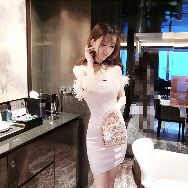 Дамска рокля с паднали презрамки и цип на гърба в розов цвят 