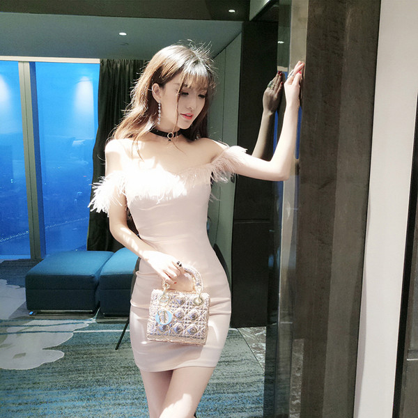 Дамска рокля с паднали презрамки и цип на гърба в розов цвят 