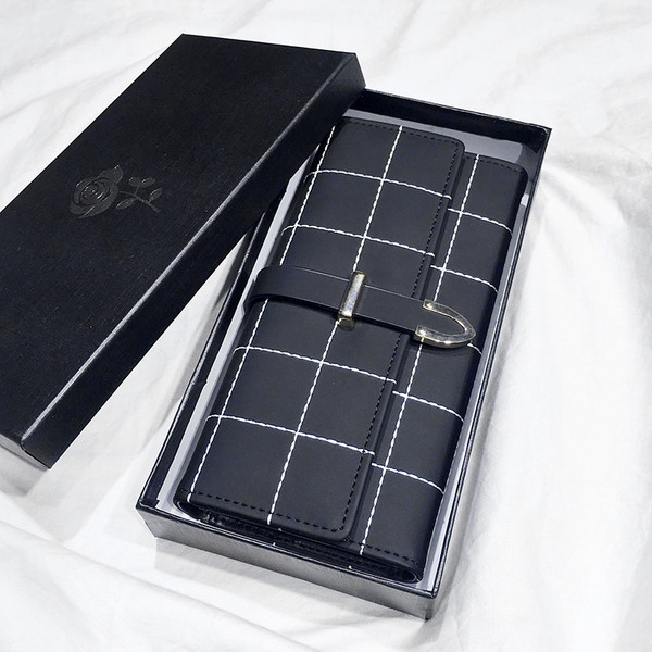 Дамски портфейл в няколко цвята с интересно закопчаване 