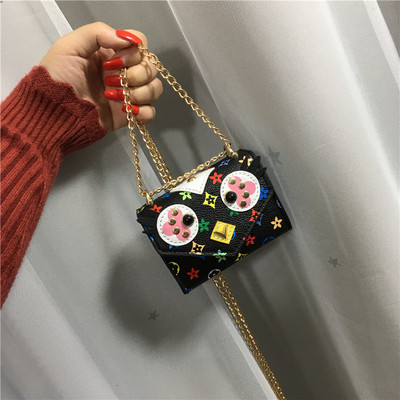 Малък дамски портфейл с дълга метална верижка