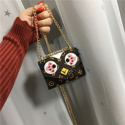 Малък дамски портфейл с дълга метална верижка