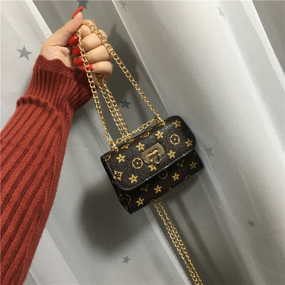 Малък дамски портфейл с дълга метална верижка