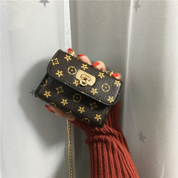 Малък дамски портфейл с дълга метална верижка