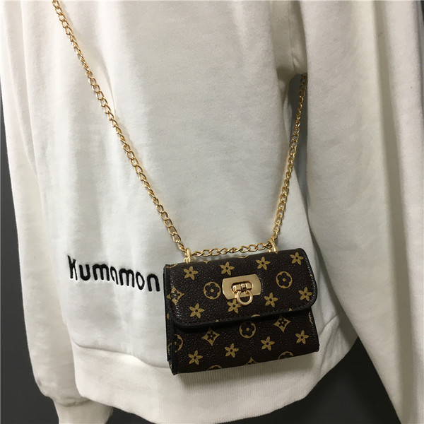 Малък дамски портфейл с дълга метална верижка