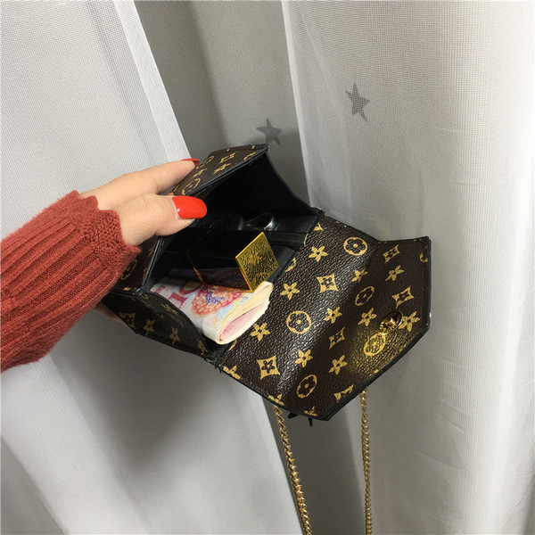 Малък дамски портфейл с дълга метална верижка