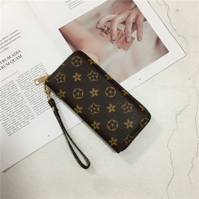 Дамски портфейл с модерна щампа