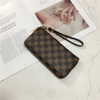 Дамски портфейл с модерна щампа