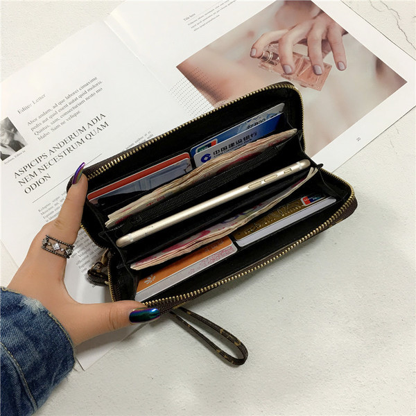 Дамски портфейл с модерна щампа