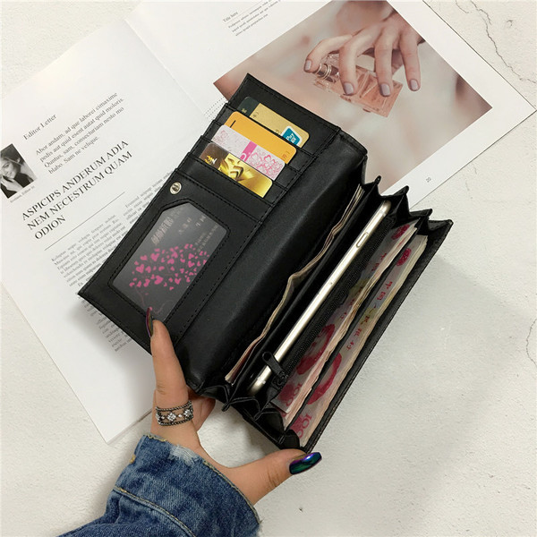 Дамски портфейл с модерна щампа