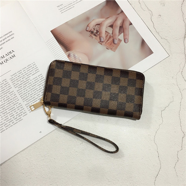 Дамски портфейл с модерна щампа