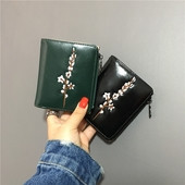 Дамски портфейл в няколко цвята с флорална декорация