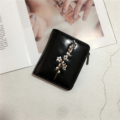 Дамски портфейл в няколко цвята с флорална декорация