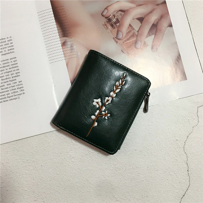 Дамски портфейл в няколко цвята с флорална декорация