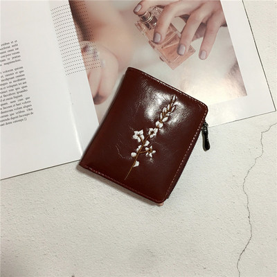 Дамски портфейл в няколко цвята с флорална декорация