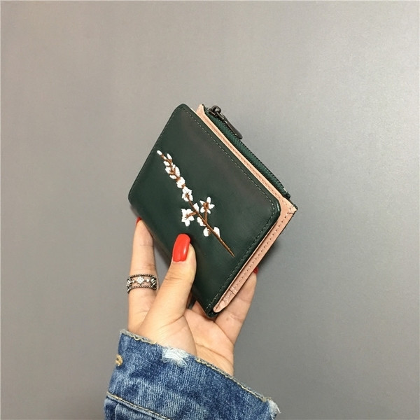 Дамски портфейл в няколко цвята с флорална декорация